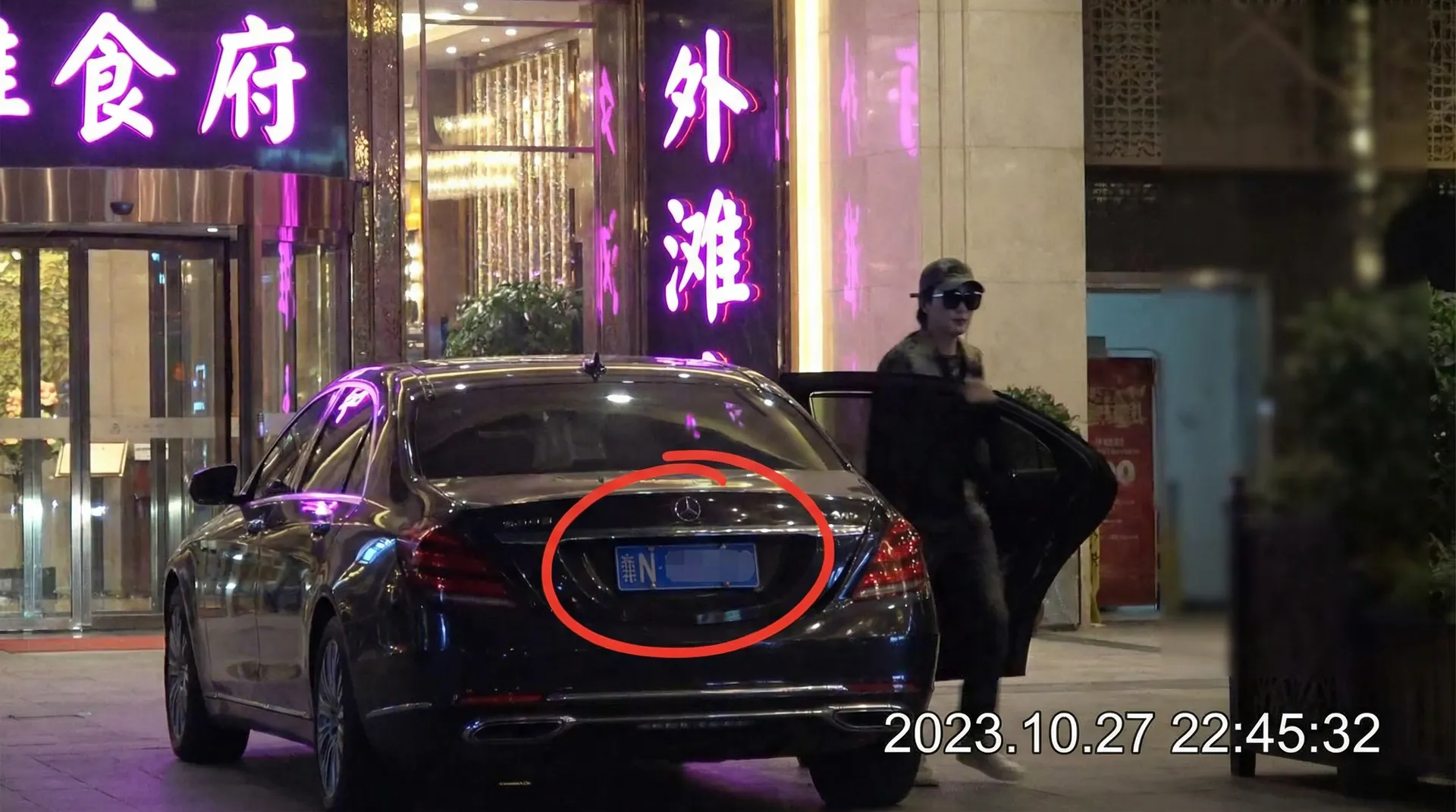 BETWAY体育官网 - 豪车餐厅外被拍